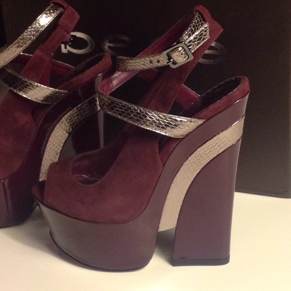 Bebe Plum Metallic trim Wedges: Size 7 - Picture 2 of 7